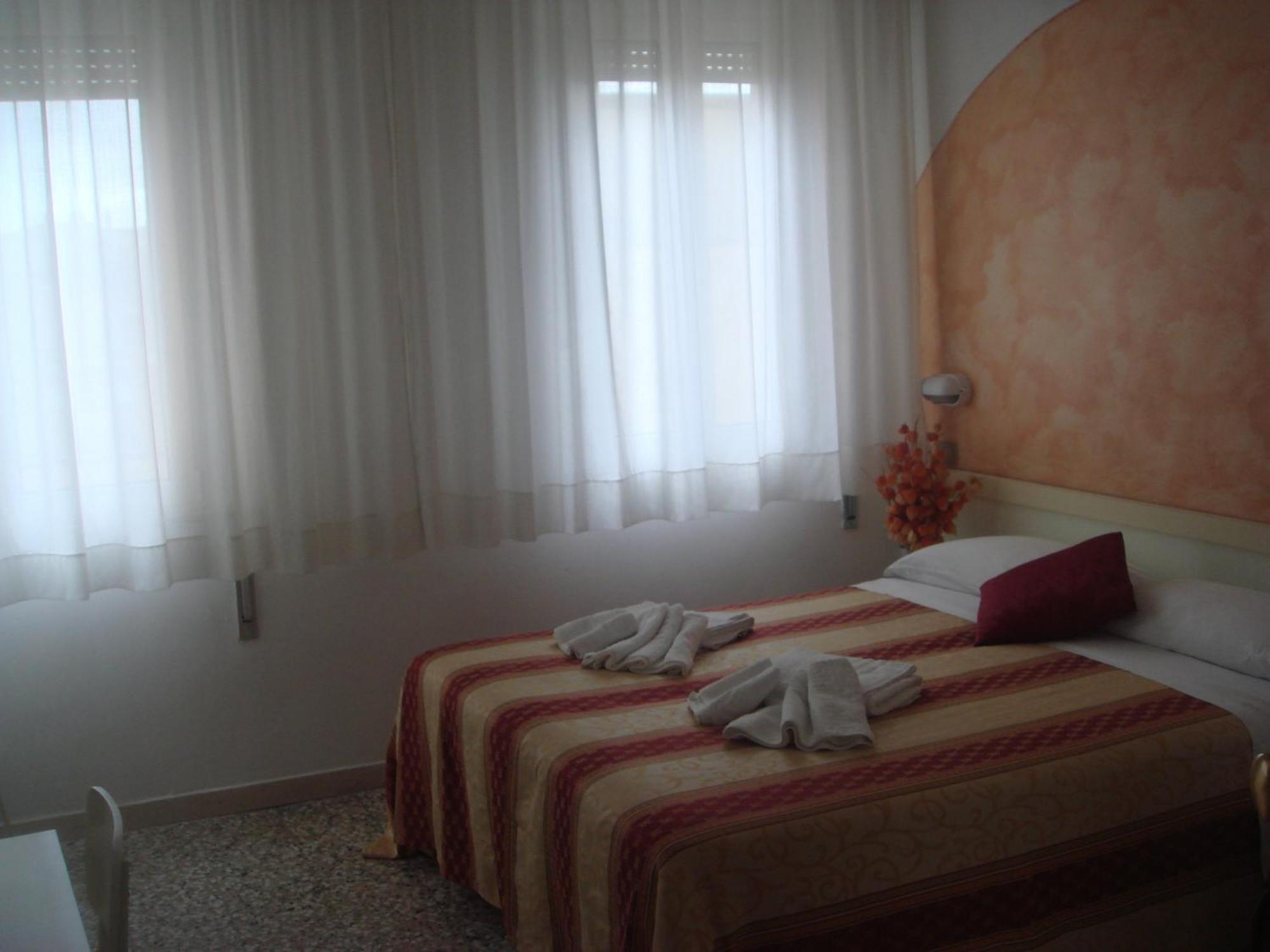 Hotel Arcade Rimini Esterno foto